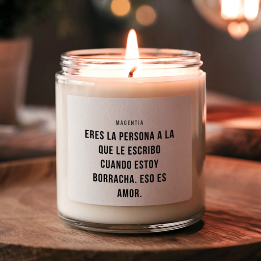 Eres la persona a quien le escribo cuando estoy borracha. Eso es amor. | Magentia | Vela aromática